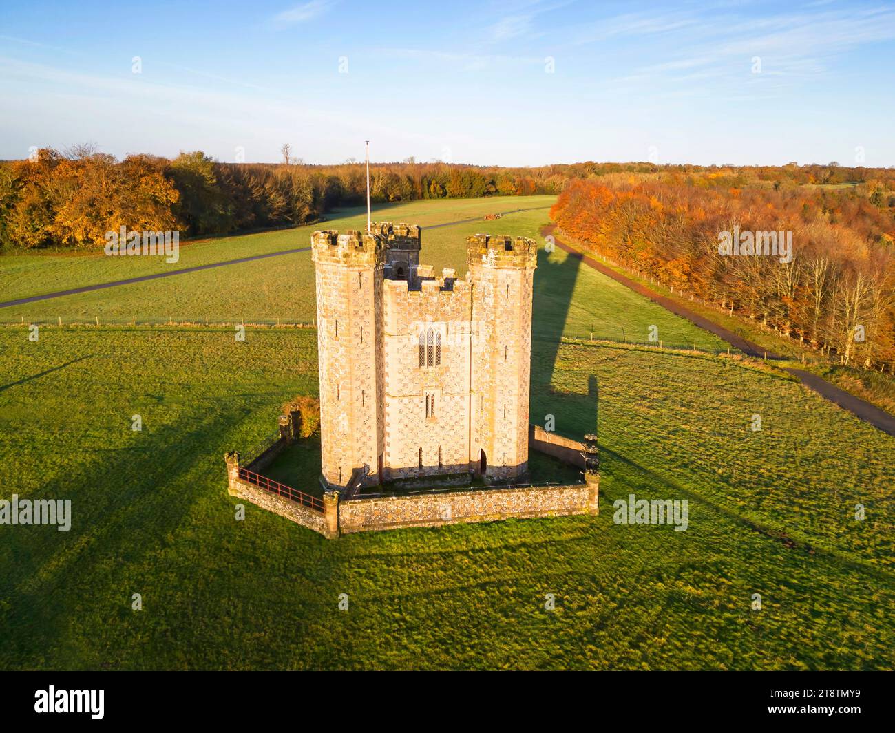 Vue aérienne de la tour triangulaire de hiorne construite en 1897 est un point de repère dans le parc Arundel West Sussex Banque D'Images