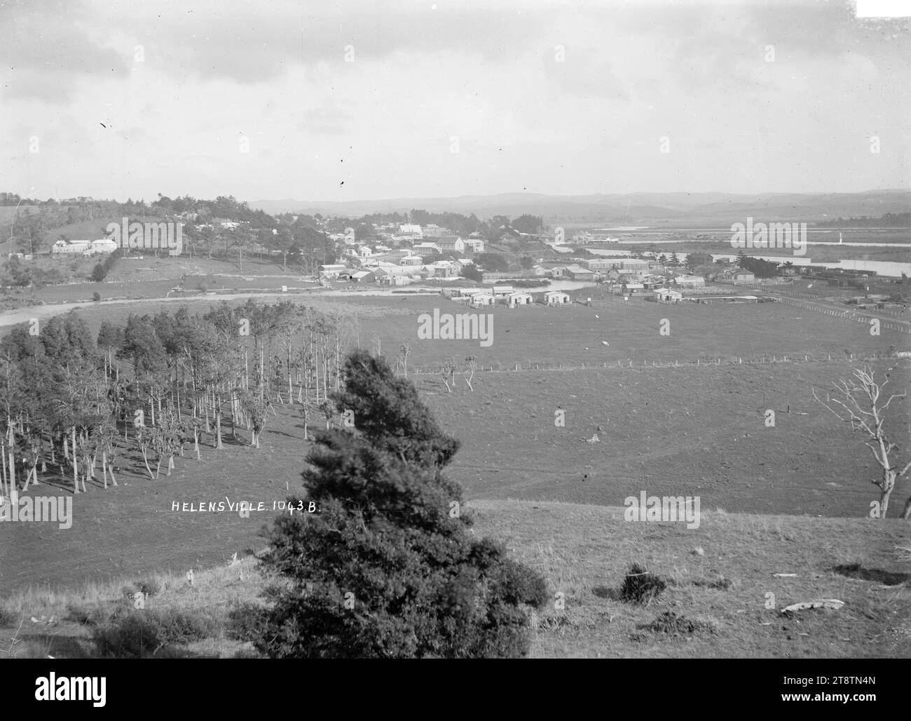 Vue de Helensville, vue du canton de Helensville prise du nord. La rivière Kaipara peut être vue sur le côté droit vers le début des années 1900 Banque D'Images