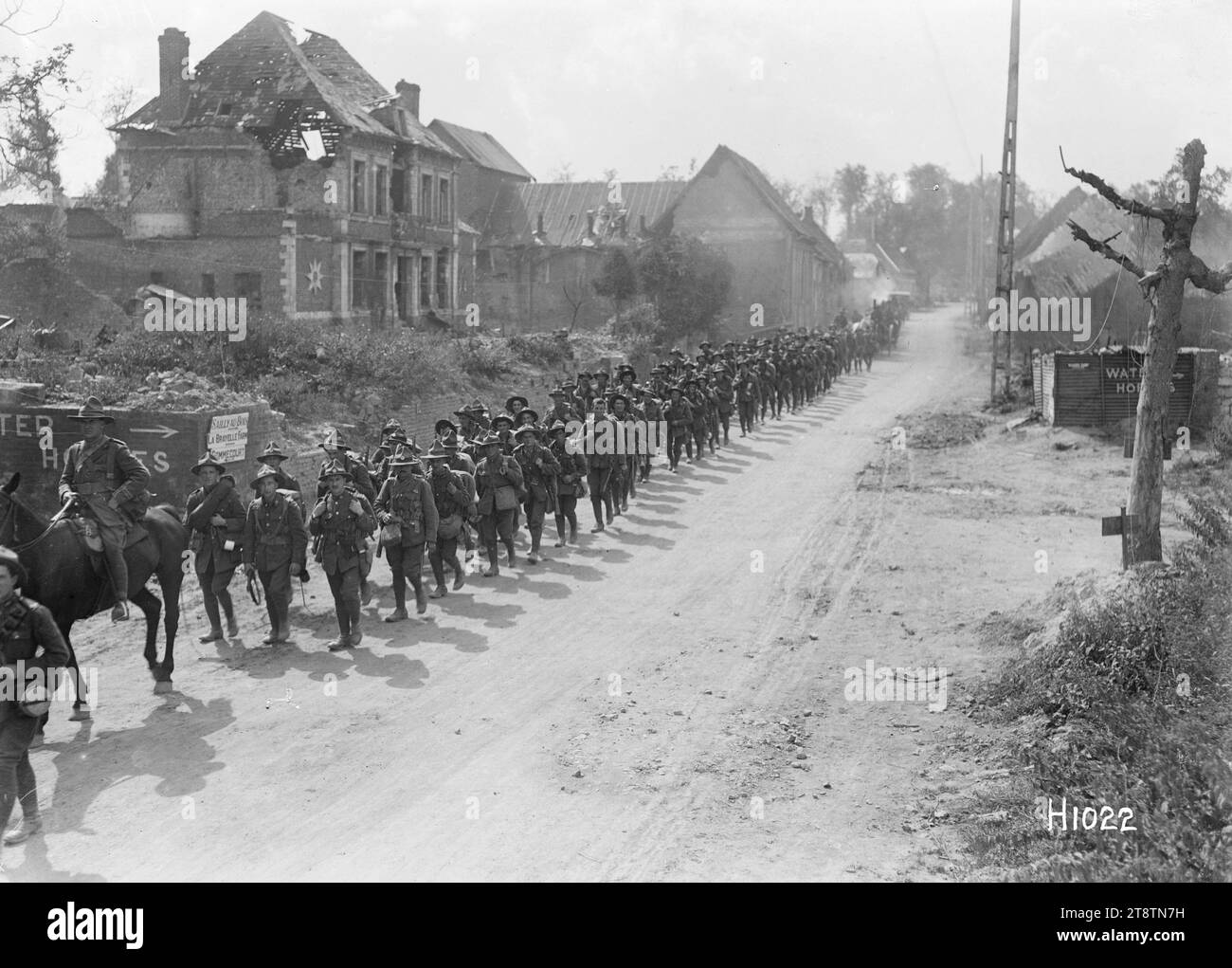 Les troupes néo-zélandaises marchent dans une zone résidentielle en France pendant la première Guerre mondiale, les troupes néo-zélandaises pendant la première Guerre mondiale marchent dans une zone résidentielle en France entre Gommecourt et Sailly au Bois. Photographie prise vers le 8 septembre 1918 Banque D'Images