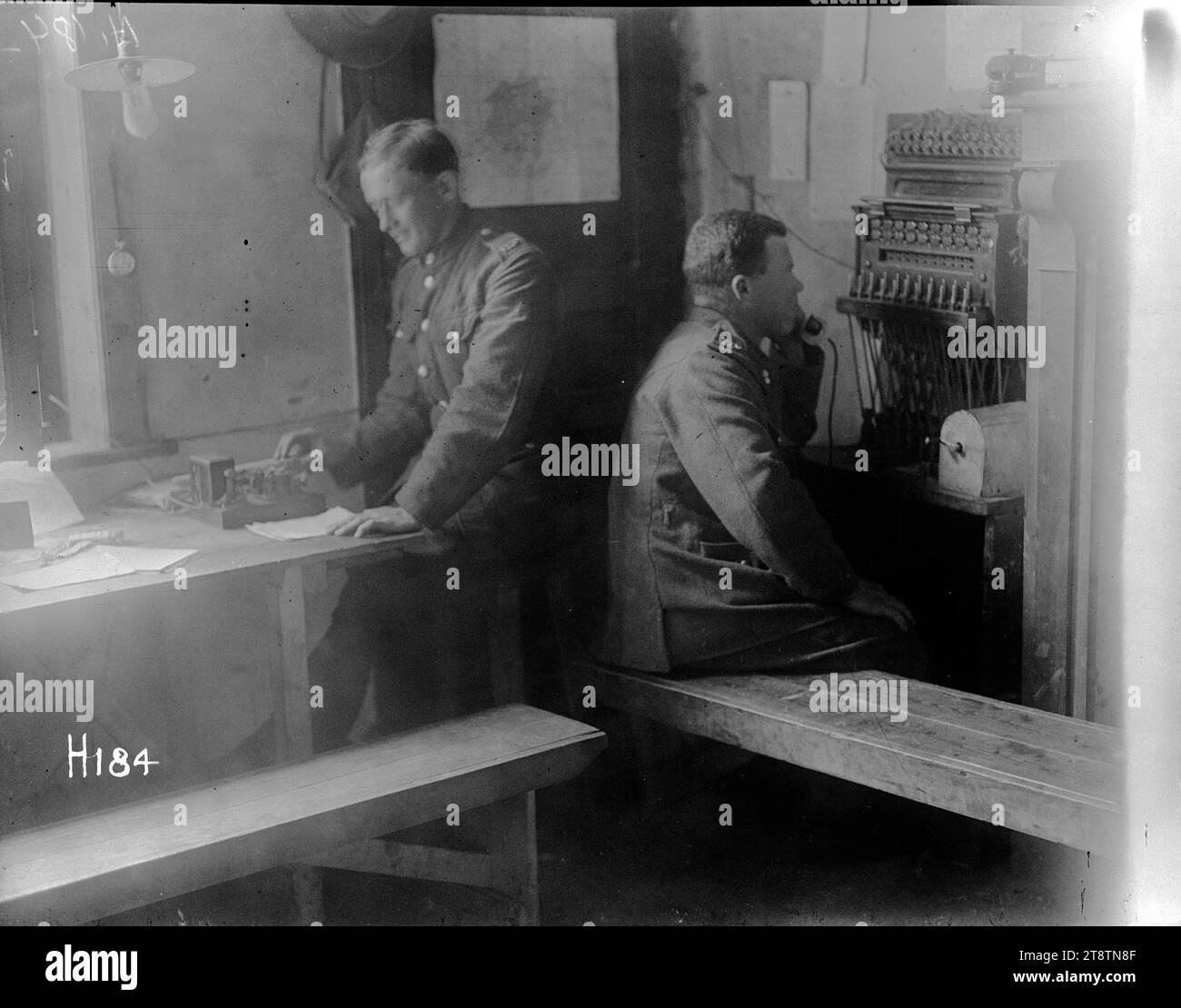 Le bureau des transmissions de Nouvelle-Zélande près du front occidental, première Guerre mondiale, intérieur du bureau des transmissions de Nouvelle-Zélande, France pendant la première Guerre mondiale Un soldat envoie du code morse tandis que l'autre personnel le système téléphonique. Photographie prise le 1 août 1917 Banque D'Images