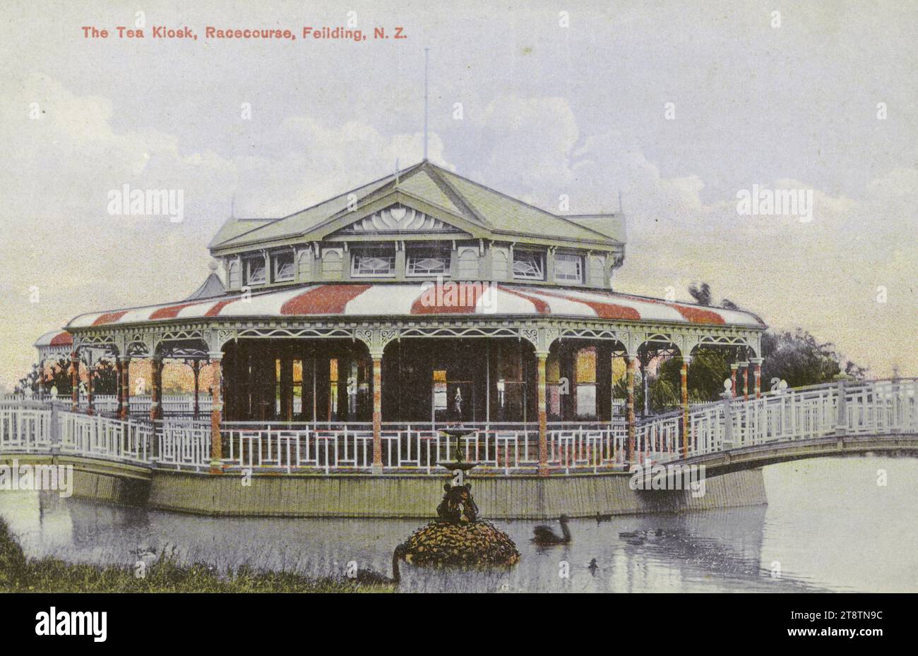 Carte postale. Le kiosque à thé, hippodrome, Feilding, N.Z. carte postale Dominion of New Zealand, imprimé en Allemagne. La série de Carthew. Protégé n° 1695 ca 1909, Postcard montre une photographie du kiosque à thé circulaire ou octogonal au milieu d'un lac ou d'une rivière, et accessible par deux ponts voûtés Banque D'Images