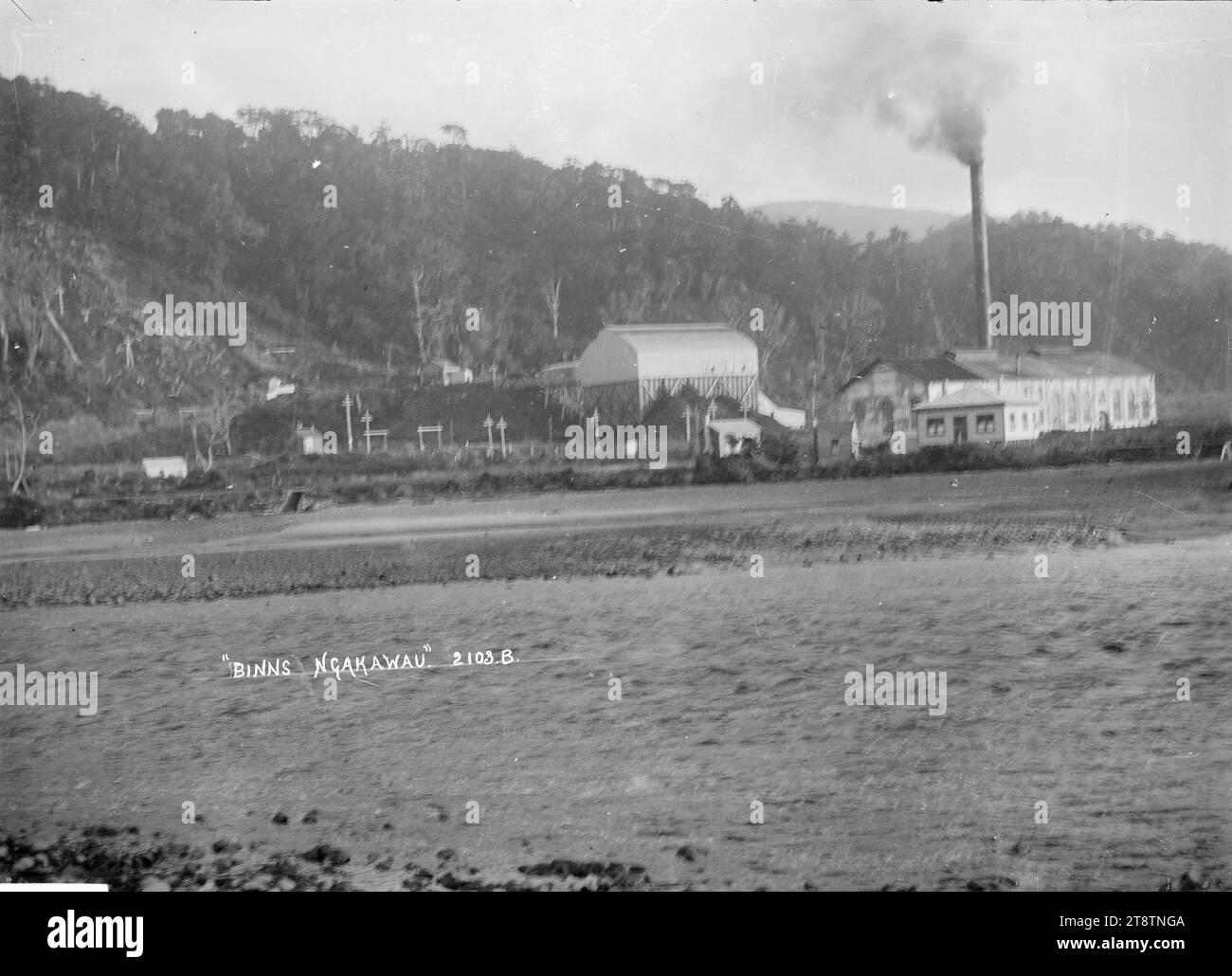 Binns, Ngakawau, Côte Ouest, vue de 'Binns' à Ngakawau prise du pont sur la rivière. Peut-être une installation de manutention du charbon et une centrale électrique., au début des années 1900 Banque D'Images