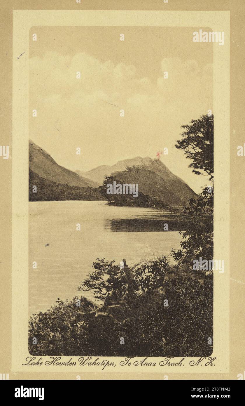 Carte postale. Lake Howden Wakatipu, te Anau Track, N.Z. carte postale du Dominion de Nouvelle-Zélande. London Bookstall, Dunedin et Queenstown. CA 1910, montre une vue photographique d'un coin du lac Banque D'Images
