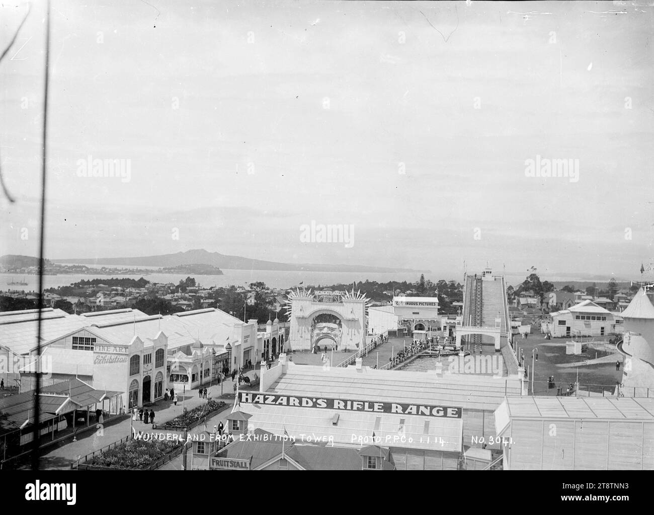 Vue du pays des merveilles depuis la tour d'exposition, Auckland, exposition de Nouvelle-Zélande, Auckland, domaine de Nouvelle-Zélande, vue sur Wonderland depuis la tour d'exposition. Le bâtiment de l'exposition des beaux-arts et le champ de tir de Hazard peuvent être vus à proximité. Au loin, on peut voir Parnell, North Head et Mount Victoria, Devonport, avec l'île de Rangitoto à l'horizon. P, 1 janvier 1914 à l'exposition d'Auckland, Nouvelle-Zélande, Auckland, domaine de Nouvelle-Zélande Banque D'Images