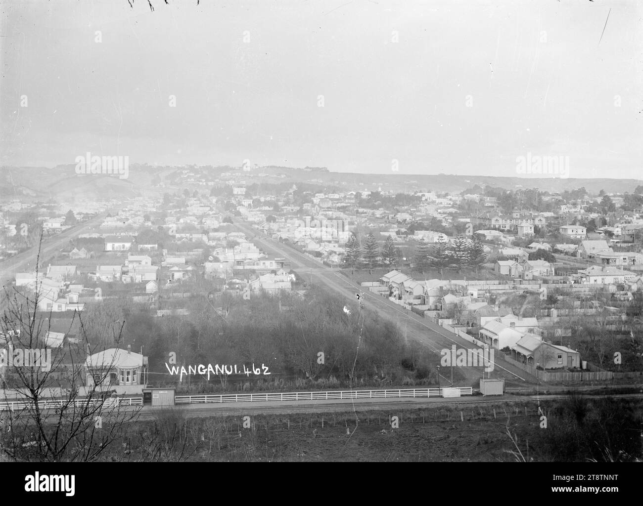 Vue générale du centre de Wanganui, Nouvelle-Zélande depuis le pied de St John's Hill, vue de Wanganui, Nouvelle-Zélande Centre, depuis le pied de St John's Hill. La ligne Wanganui, New Zealand Branch Railway traverse de gauche à droite au premier plan central, avec London Street derrière la ligne et des rangées de maisons au-delà Banque D'Images