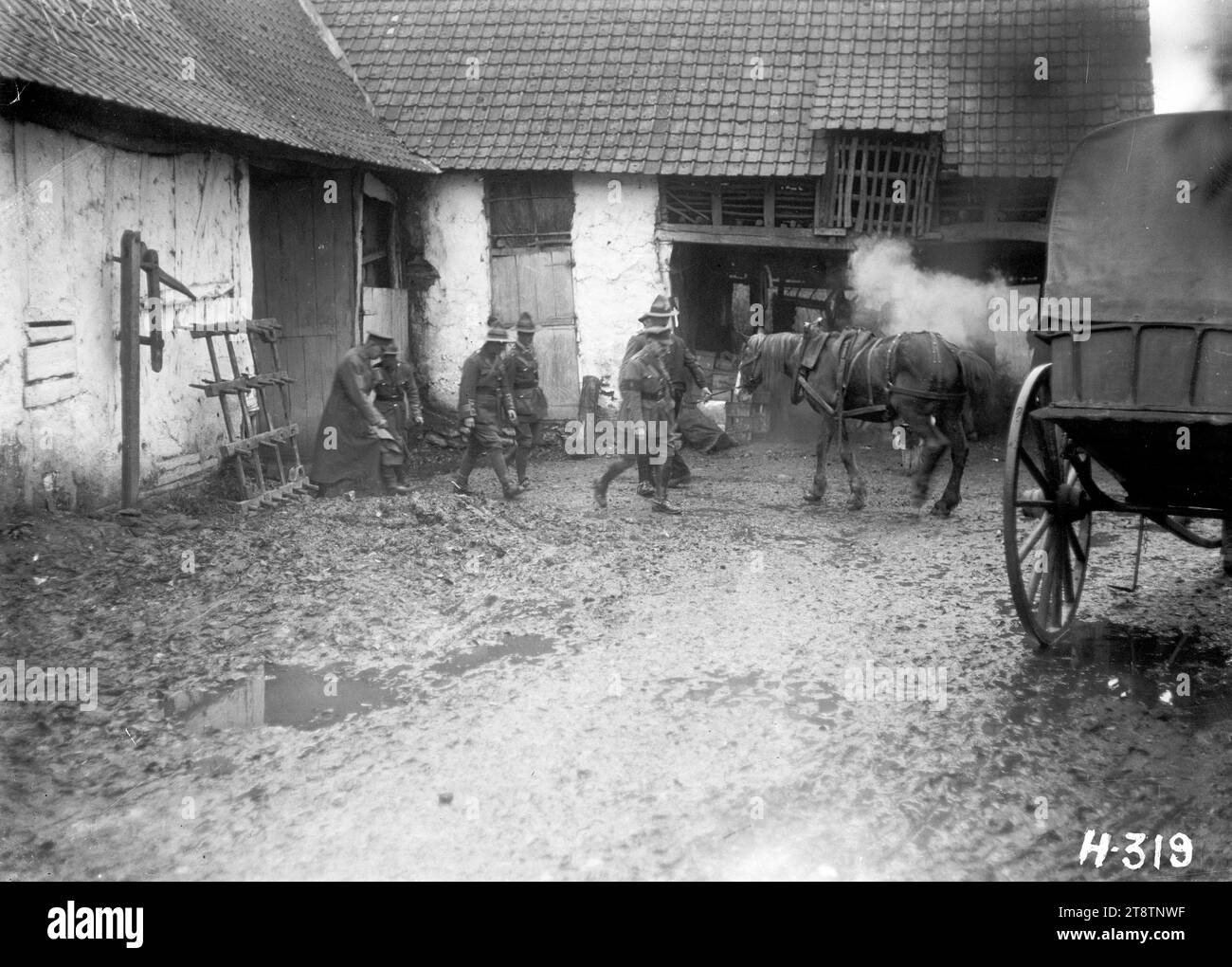 Le commandant néo-zélandais en tournée d'inspection des billettes pour le 2nd Canterbury Regiment, France, le major-général Russell, le commandant néo-zélandais, accompagné d'officiers, en tournée d'inspection des billettes pour le 2nd Canterbury Regiment dans le petit village français de Quesques. Le groupe traverse une cour de ferme boueuse. Photographie prise le 25 octobre 1917 Banque D'Images
