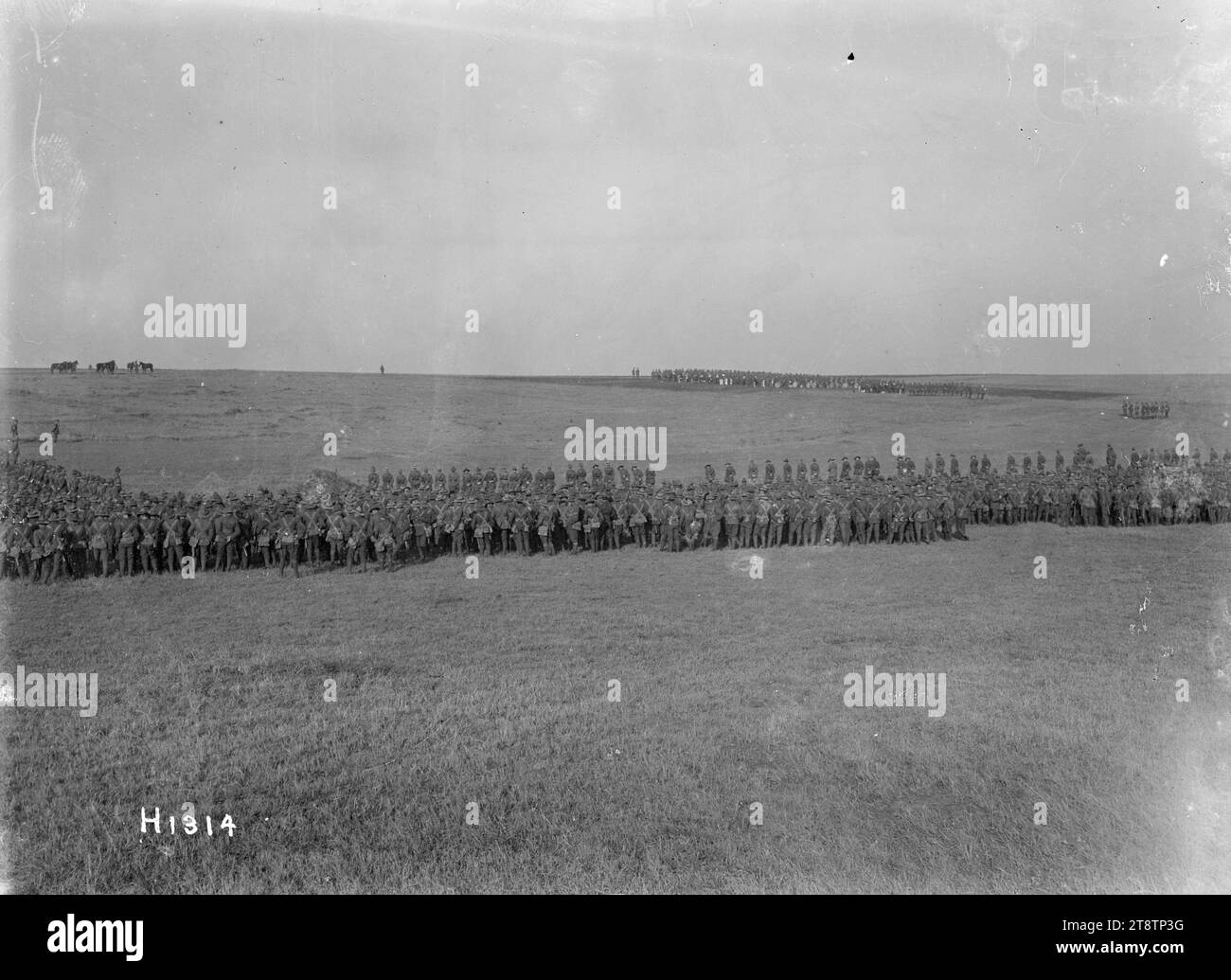 Troupes massées lors d'un service de Thanksgiving de la Division de Nouvelle-Zélande, première Guerre mondiale, Une vue générale de derrière troupes massées lors d'un service de Thanksgiving de la Division de Nouvelle-Zélande à la fin de la première Guerre mondiale Ils sont debout dans un grand champ. Photographie prise en France en novembre 1918 Banque D'Images