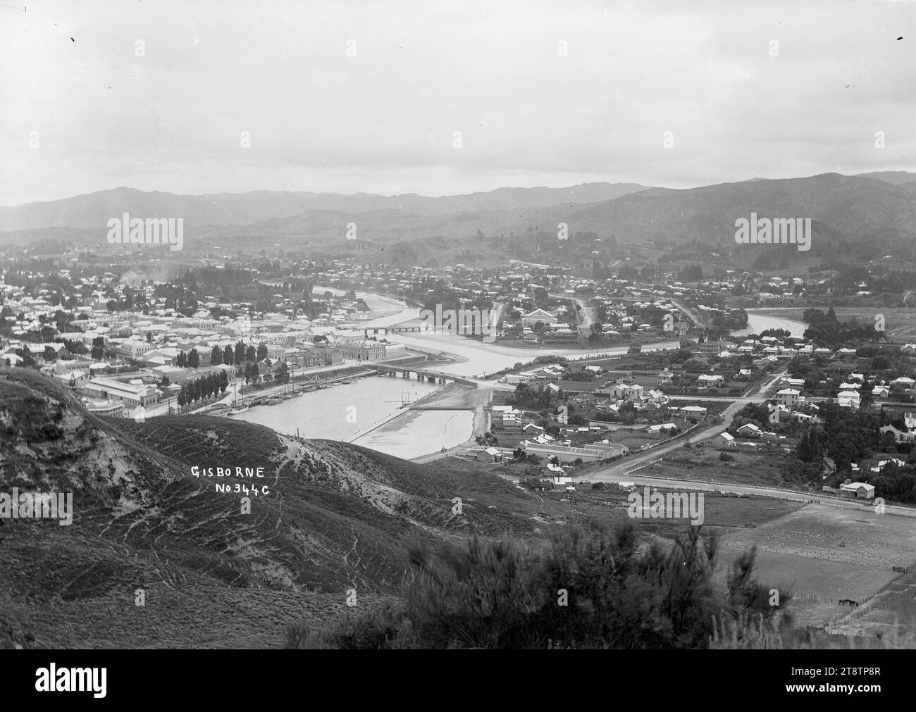 Vue panoramique de Gisborne, vue prise de Kaiti Hill vers le nord à la confluence des rivières Waimata et Taruheru, et le pont à Gladstone Road traversant la rivière Turanganui. La banlieue de Kaiti est sur la droite et le centre-ville est sur la gauche. Les navires sont amarrés aux quais de Read Quay. circa 1910 Banque D'Images