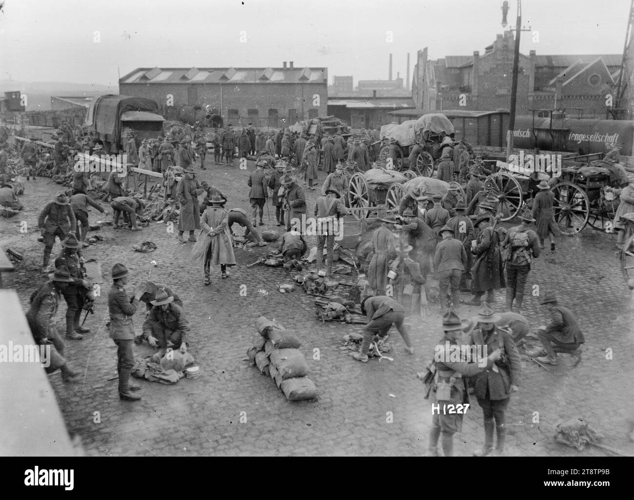 Première Guerre mondiale troupes néo-zélandaises à la gare d'Ehrenfeld, Cologne, Nouvelle-Zélande troupes et moyens de transport rassemblés à la gare d'Ehrenfeld à la périphérie de Cologne en Allemagne. Plusieurs soldats semblent emballer leurs trousses. Des wagons chargés et un camion apparaissent en arrière-plan. Photographie prise après la fin de la première Guerre mondiale, probablement décembre 1918 Banque D'Images