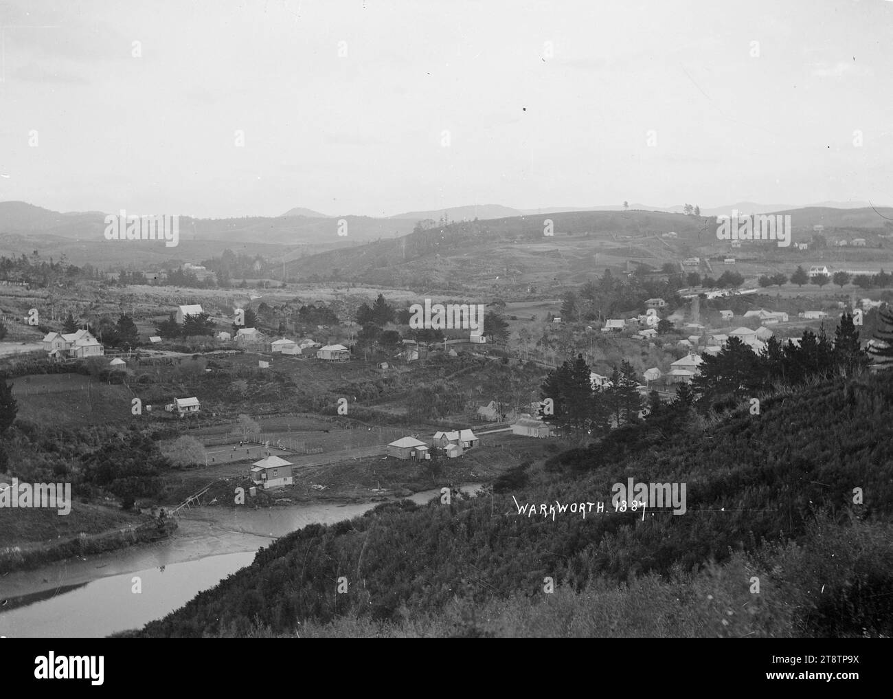 Vue générale de Warkworth, Warkworth, montrant des maisons, des routes et des arbres. La rivière est au premier plan. d'une colline surplombant la rivière et le canton, au début des années 1900 Banque D'Images