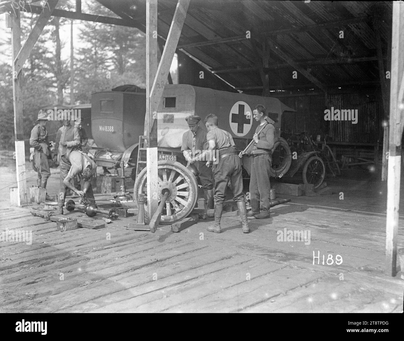 Soldats réparant une roue d'un véhicule hospitalier pendant la première Guerre mondiale, photo de soldats travaillant à réparer la roue d'un véhicule hospitalier dans un atelier pendant la première Guerre mondiale, prise le 3 août 1917 Banque D'Images