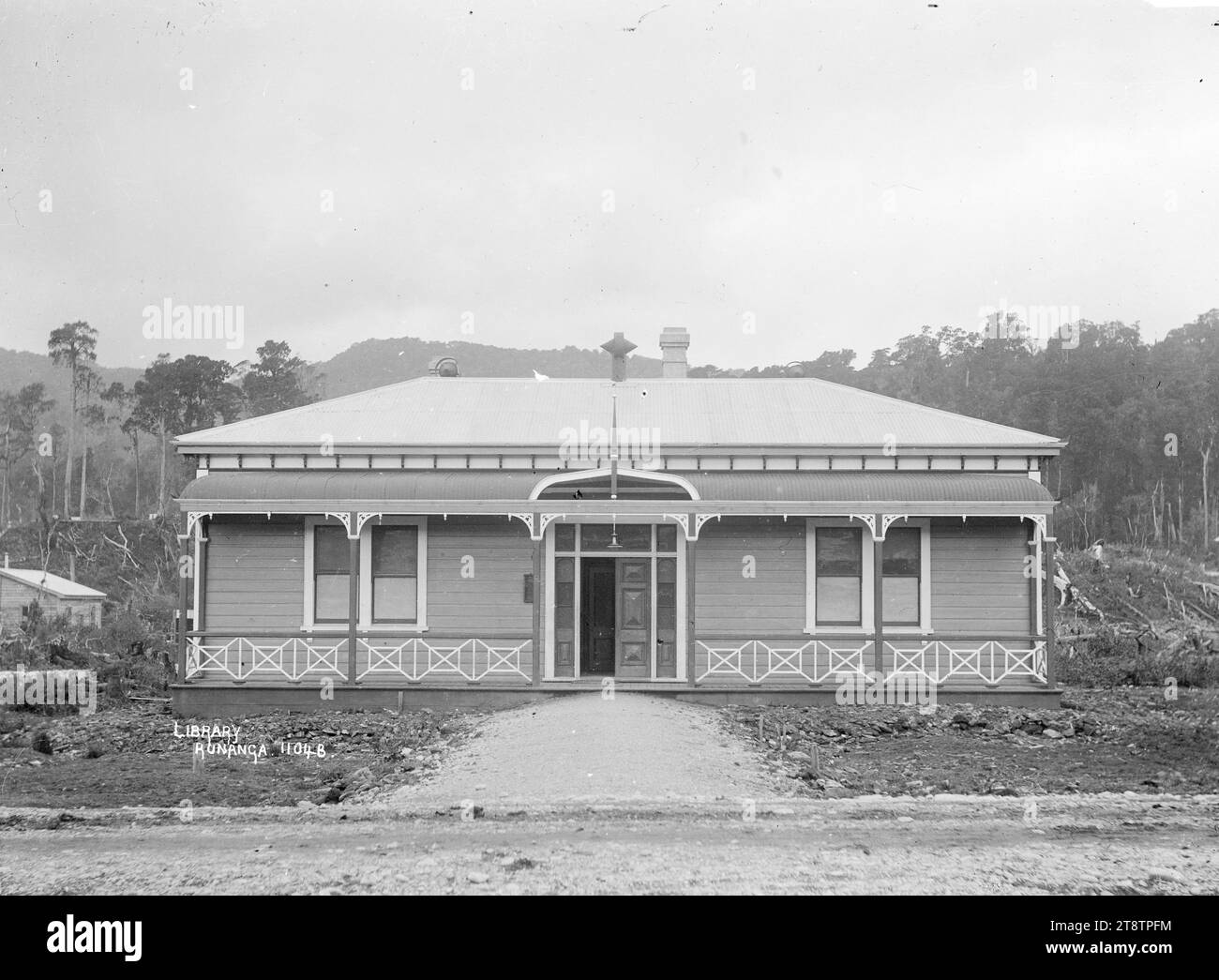 Bibliothèque à Runanga, vue de face de la bibliothèque Seddon Memorial à Runanga. Un bâtiment en bois dans le style d'une grande maison à un étage avec une véranda. P entre 1905 et 1912 Banque D'Images