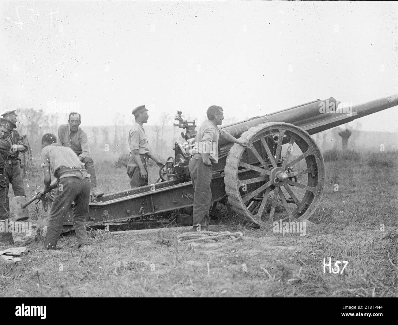 Un canon d'artillerie néo-zélandais et un équipage de canon à la bataille de Messines, Un canon d'artillerie néo-zélandais "Alice" avec son équipage de canon à la bataille de Messines, en Belgique, pendant la première Guerre mondiale Photographie prise le 8 juin 1917 Banque D'Images