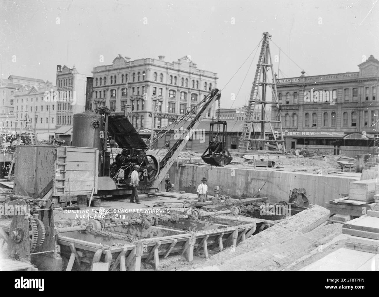 Construction de quais en ferro-béton, Auckland, Nouvelle-Zélande, remplacement de l'ancien quai de Queen Street par un nouveau quai en ferro-béton. Endeans Building (construit en 1905) peut être vu sur la gauche et Gladstone Building (construit en 1883), avec Gladstone Coffee Palace, sur la droite ; tous deux sur Quay Street. Prise vers 1910 Banque D'Images