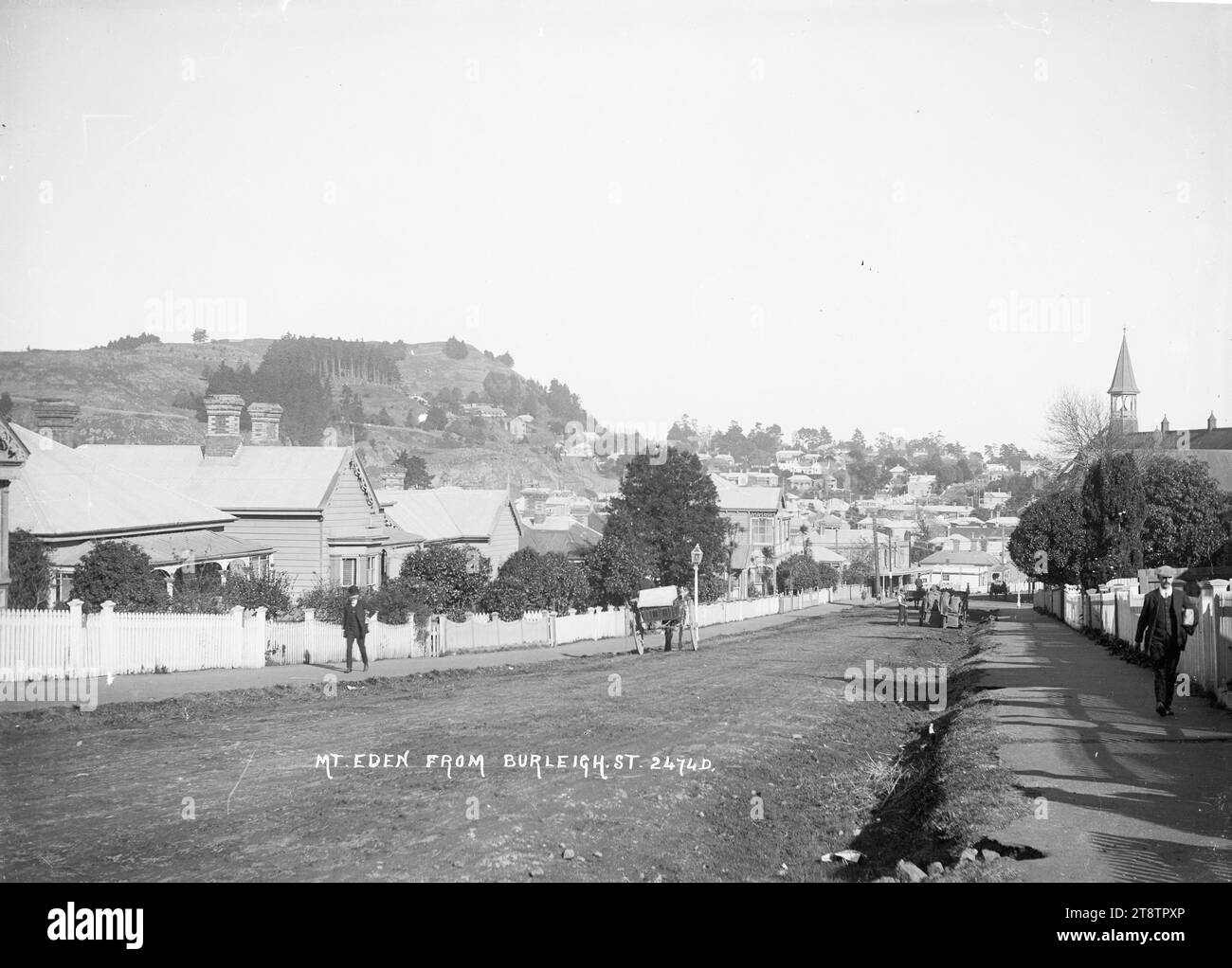 Burleigh Street, Mount Eden, Auckland, Nouvelle-Zélande, vue le long de Burleigh Street vers Mount Eden. Un lampadaire à gaz peut être vu sur le côté gauche de la route près d'un cheval et d'une charrette. De l'autre côté de la route se trouve l'église baptiste. Un cheval et une charrette sont sur la route à proximité livrant des sacs de charbon? Prise au début des années 1900 Banque D'Images