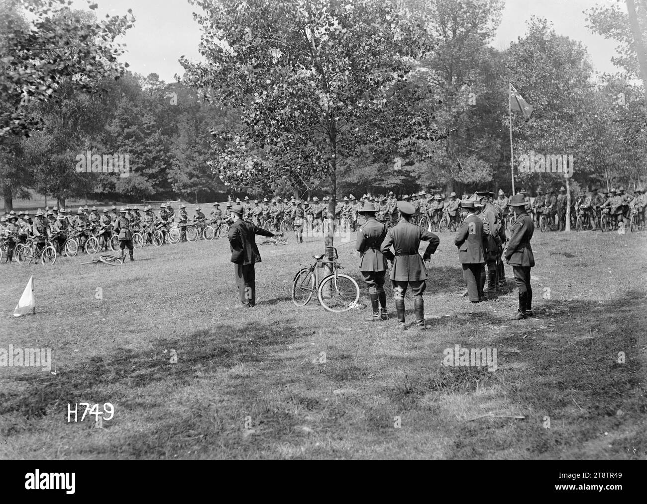 Le Premier ministre William Massey et Sir Joseph Ward visitent le Bataillon cycliste néo-zélandais en France, première Guerre mondiale, le Premier ministre William Massey s'adressant aux membres rassemblés du Bataillon cycliste néo-zélandais à Oessy, en France, pendant la première Guerre mondiale (Les troupes ont des vélos avec elles.) Derrière lui se trouvent Sir Joseph Ward et des officiers néo-zélandais. Un drapeau néo-zélandais flotte d'un poteau en bois, le 3 juillet 1918 Banque D'Images