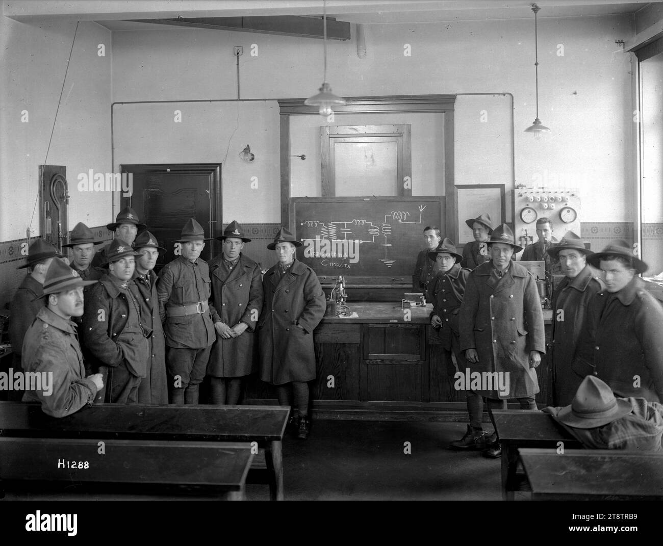 Soldats néo-zélandais non identifiés de la première Guerre mondiale dans une salle de classe, Mulheim, Allemagne, soldats néo-zélandais non identifiés de la première Guerre mondiale dans une salle de classe, Mulheim, Allemagne, mars 1919. Un diagramme intitulé `circuits de transmission' est sur le tableau noir. Photographie prise Banque D'Images