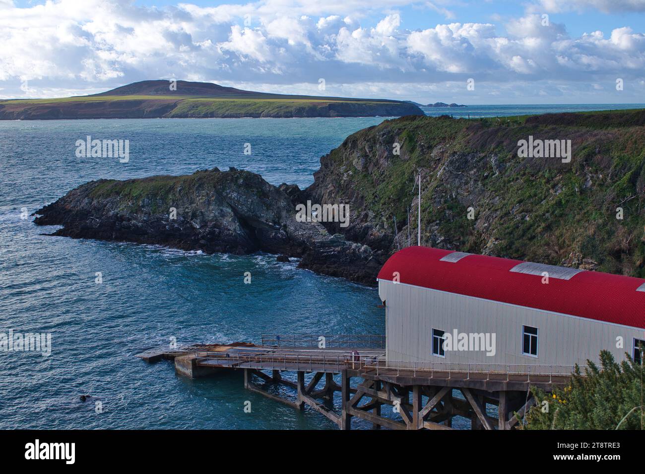 St Davids Lifeboat Station lors d'une journée d'automne venteuse, prise en novembre 2023. La gare est située près de la plus petite ville du Royaume-Uni (St Davids, pays de Galles). Banque D'Images