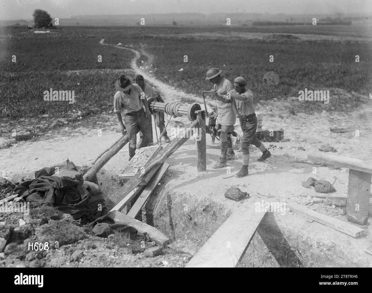 Artilleurs néo-zélandais construisant un emplacement de canon à Beaussart, France, pendant la première Guerre mondiale, artilleurs néo-zélandais actionnant un treuil sur un site excavé qu'ils préparent pour un emplacement de canon à Beaussart, France, pendant la première Guerre mondiale Photographie prise le 22 mai 1918 Banque D'Images