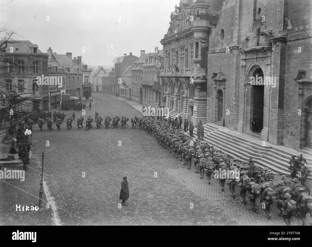 Division Nouvelle-Zélande quittant la ville de Solesmes, France, après l'armistice mettant fin à la première Guerre mondiale, Division Nouvelle-Zélande quittant la ville de Solesmes, France, après l'armistice mettant fin à la première Guerre mondiale Montre des rangées de troupes marchant le long d'une rue pavée. Photographie prise vers fin novembre 1918 Banque D'Images