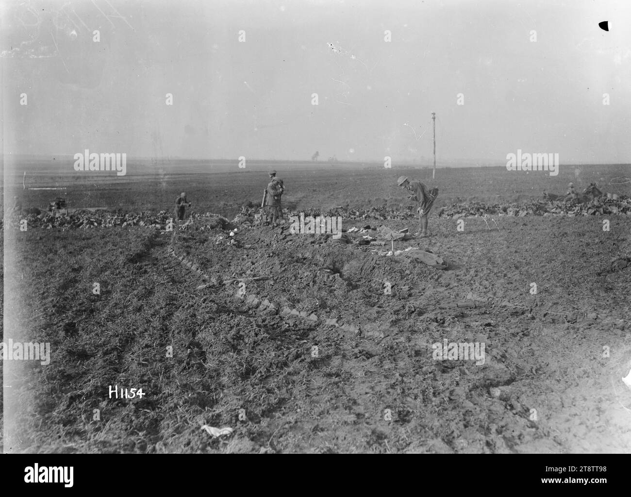 Traces d'un poste de mitrailleuse de chars allemands, détruit par un char néo-zélandais, près du Quesnoy, France, pendant la première Guerre mondiale, traces d'un poste de mitrailleuse de chars allemands détruit par un char néo-zélandais, près du Quesnoy. Photographie prise vers le 31 octobre 1918 Banque D'Images