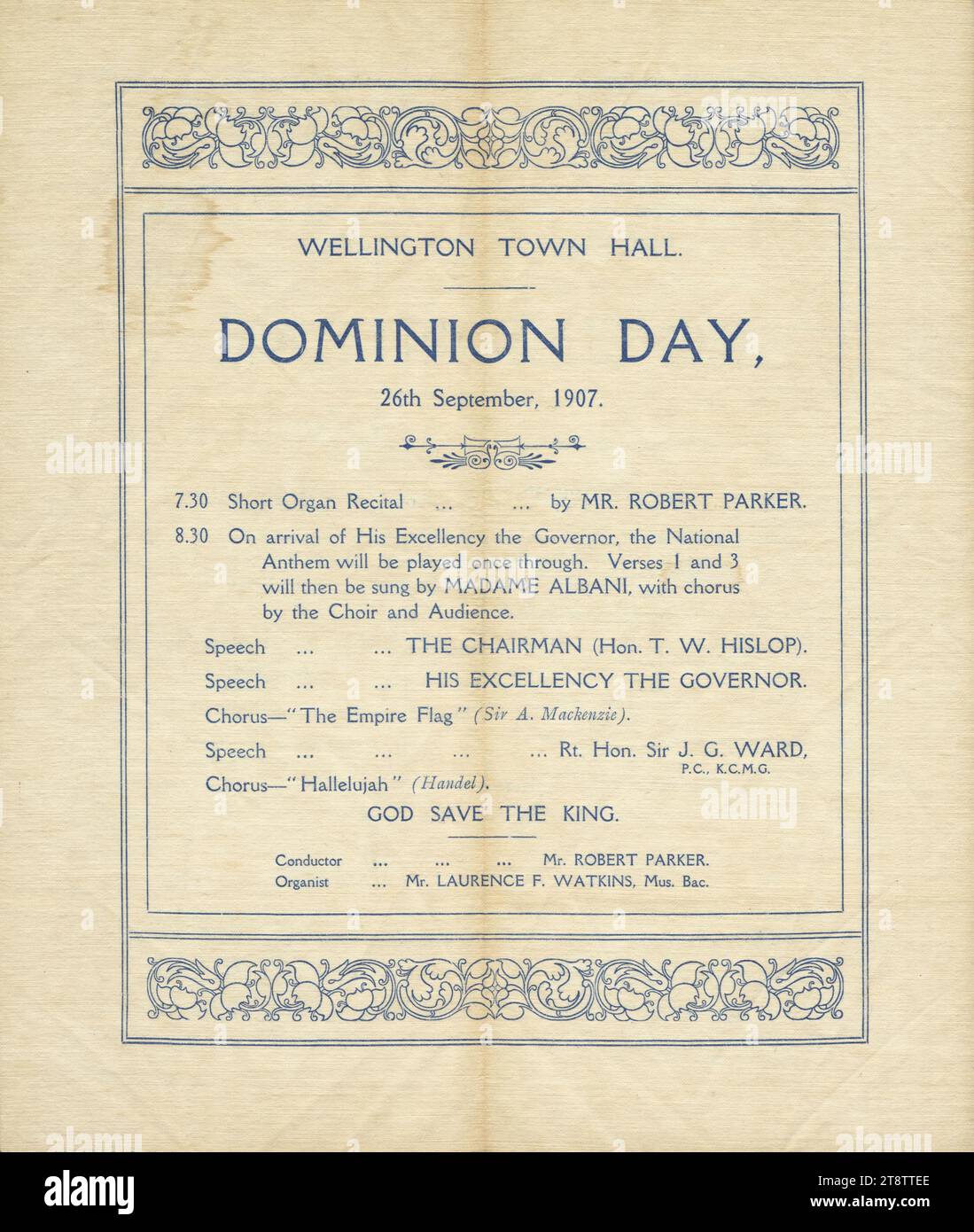 Fête du Dominion. Wellington, Hôtel de ville de Nouvelle-Zélande, 26 septembre 1907. Programme. À l'intérieur du programme de soie, donne l'ordre du programme : récital d'orgue de Robert Parker, arrivée du gouverneur, hymne national chanté par Madame Albani, discours de T. W. Hislop, le gouverneur, et Sir Joseph Ward. M. Laurence F Watkins a également joué de l'orgue Banque D'Images