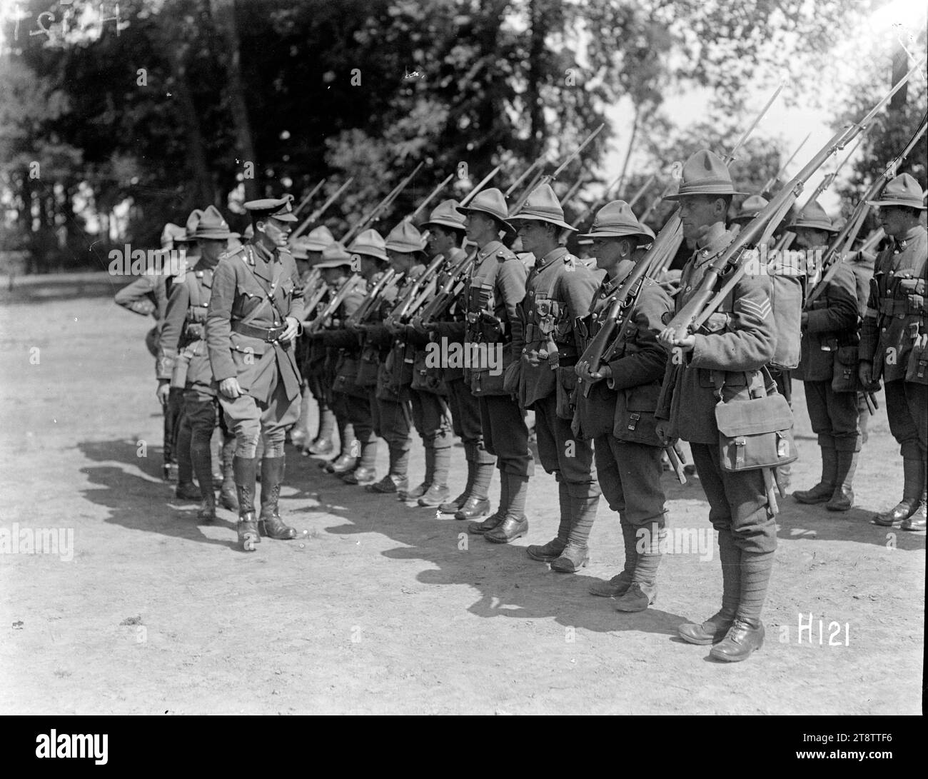 Inspection des troupes néo-zélandaises par le brigadier général Hart, le brigadier général Herbert Hart inspecte la 4e brigade nouvellement arrivée en France. Photographie prise le 6 juillet 1917 Banque D'Images