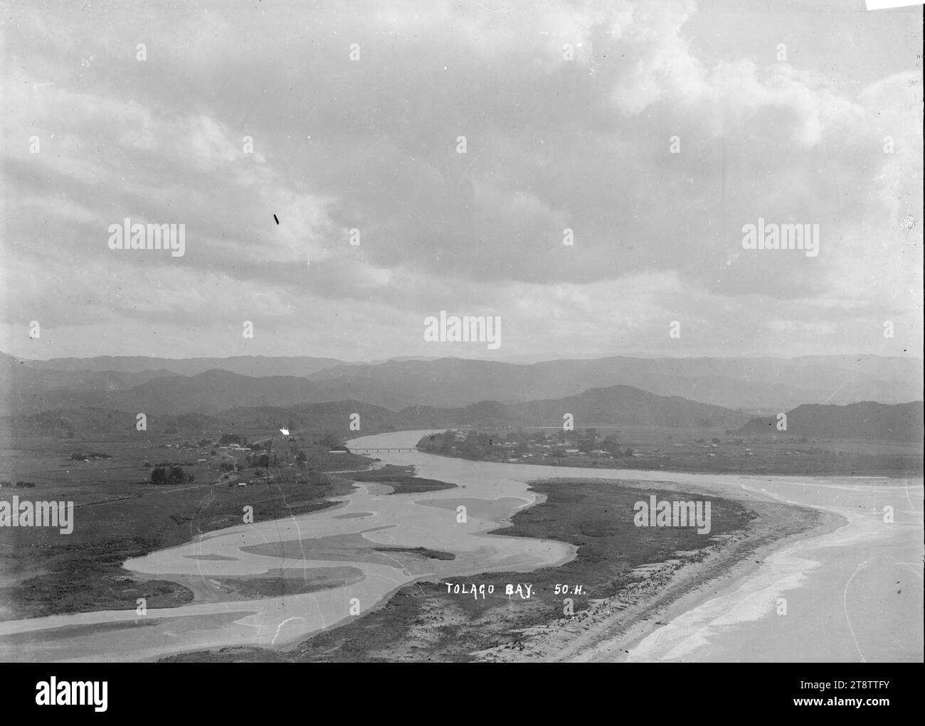 Rivière Uawa, baie de Tolaga, vue sur la rivière Uawa vers le nord. Le pont à travers la rivière et le canton peut être vu à mi-distance. Photographie prise vers 1900-1930 Banque D'Images