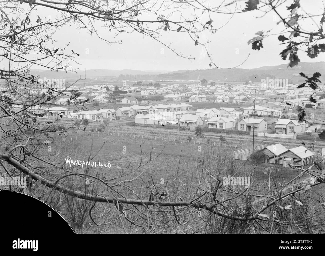 Vue générale du centre de Wanganui, Nouvelle-Zélande depuis le pied de St John's Hill, vue de Wanganui, Nouvelle-Zélande Centre, depuis le pied de St John's Hill. La ligne Wanganui, New Zealand Branch Railway traverse de gauche à droite au premier plan central, avec London Street derrière la ligne et des rangées de maisons au-delà Banque D'Images