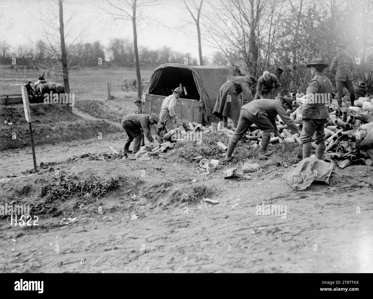 Chargement des obus récupérés pour le transport vers les bases, France, Un groupe de soldats néo-zélandais rassemble les obus récupérés et les charge pour le transport vers les bases à l'arrière des lignes. Photographie prise bus-les-Artois 20 avril 1918 Banque D'Images