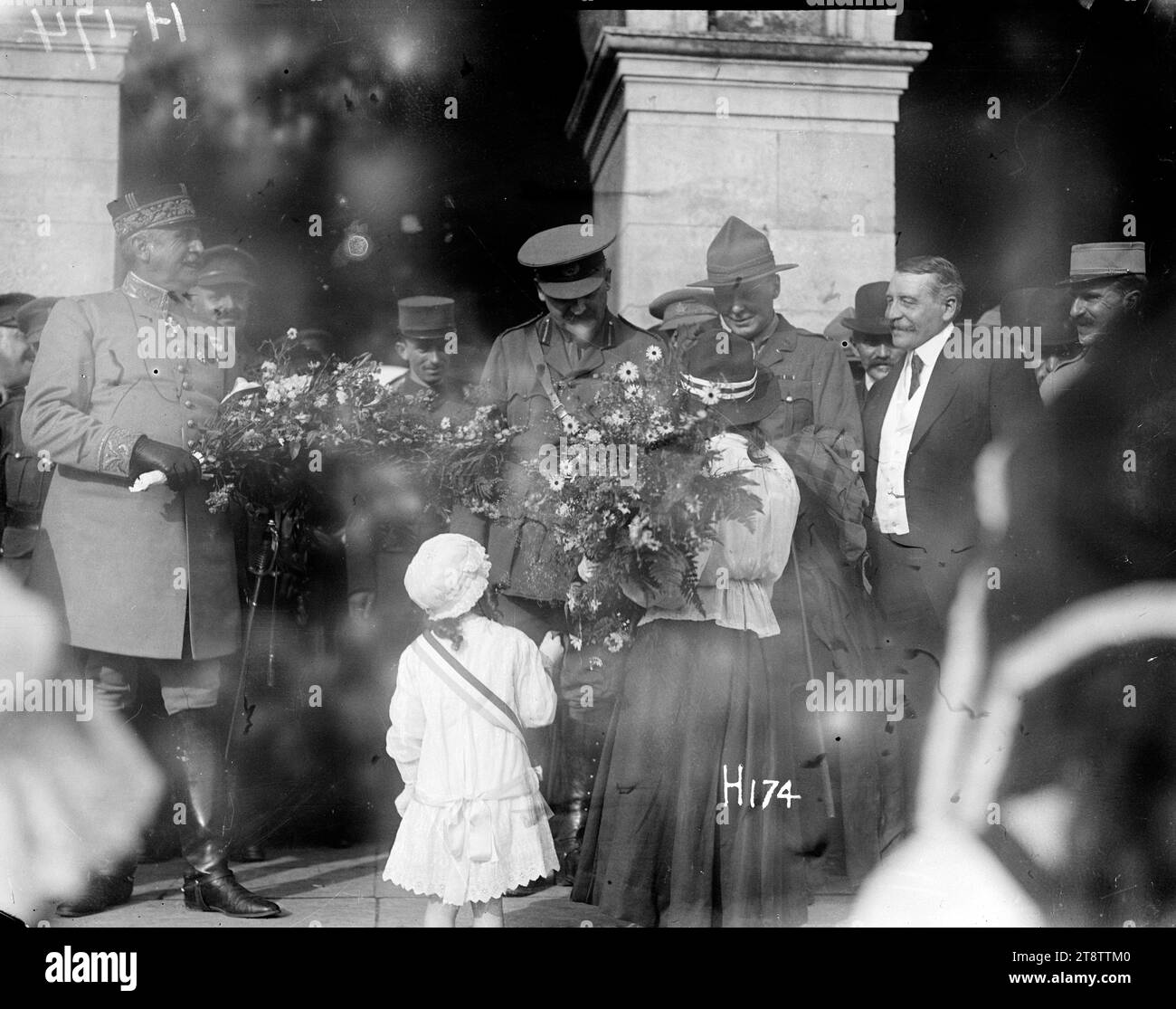 Nouvelle-Zélande recevant un bouquet lors des célébrations de la fête nationale en France pendant la première Guerre mondiale, le commandant néo-zélandais accepte un bouquet floral d'une française lors des célébrations de la fête nationale à Hazebrouck, en France. A gauche se trouve un général français et à droite le maire local ? Photographie prise le 14 juillet 1917 Banque D'Images