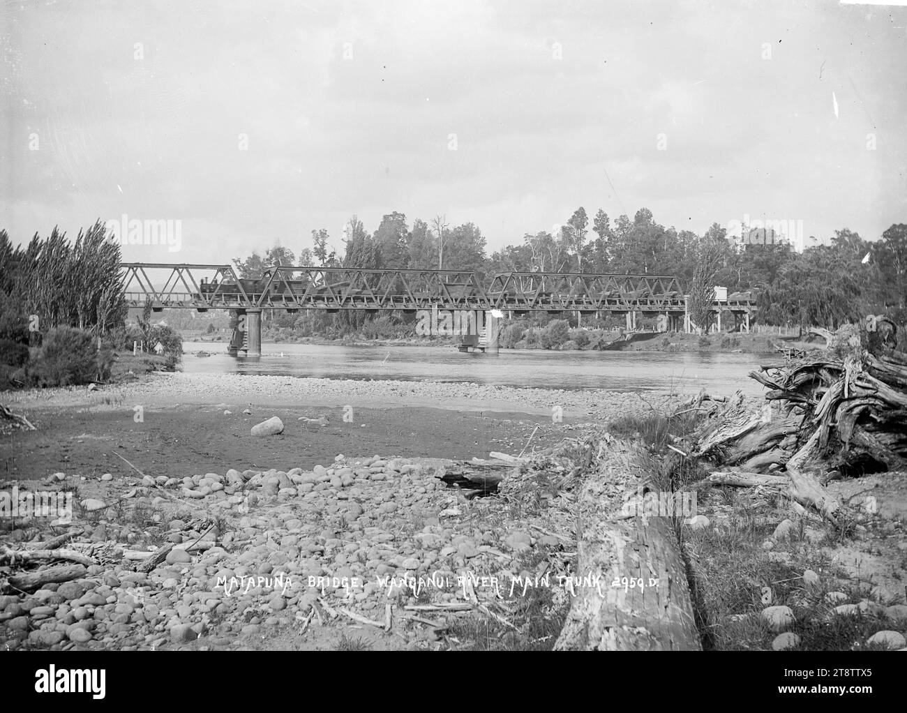 Vue du pont Matapuna sur la ligne principale de North Island, à travers la rivière Whanganui près de Taumarunui, vue du pont ferroviaire Matapuna à travers la rivière Whanganui près de Taumarunui, dans la ligne principale de Northe Island Banque D'Images