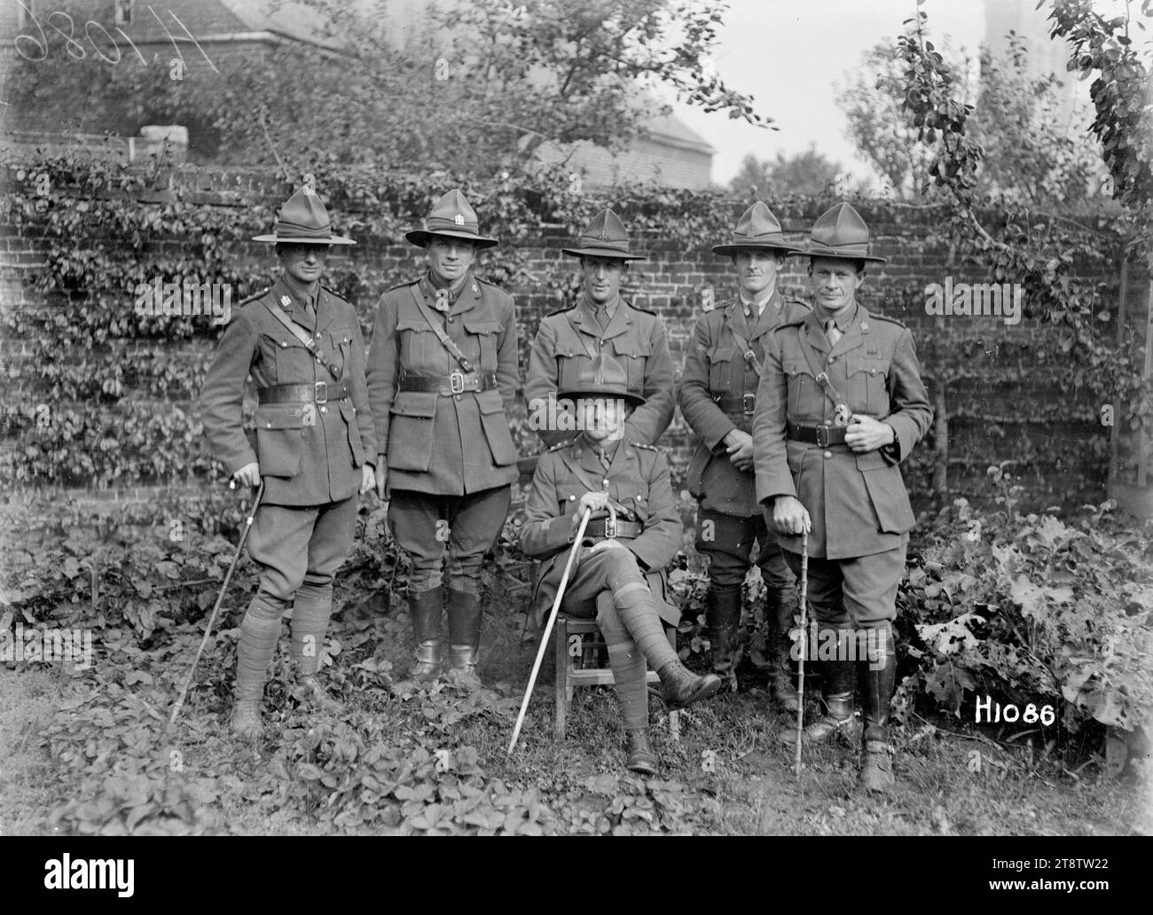 Aumôniers presbytériens de Nouvelle-Zélande servant en France, première Guerre mondiale, Un portrait de groupe de six aumôniers presbytériens de Nouvelle-Zélande servant en France pendant la première Guerre mondiale Cinq d'entre eux sont debout. Tous portent des uniformes et des chapeaux presse-citron. Photographie prise Beauvois le 13 octobre 1918 Banque D'Images