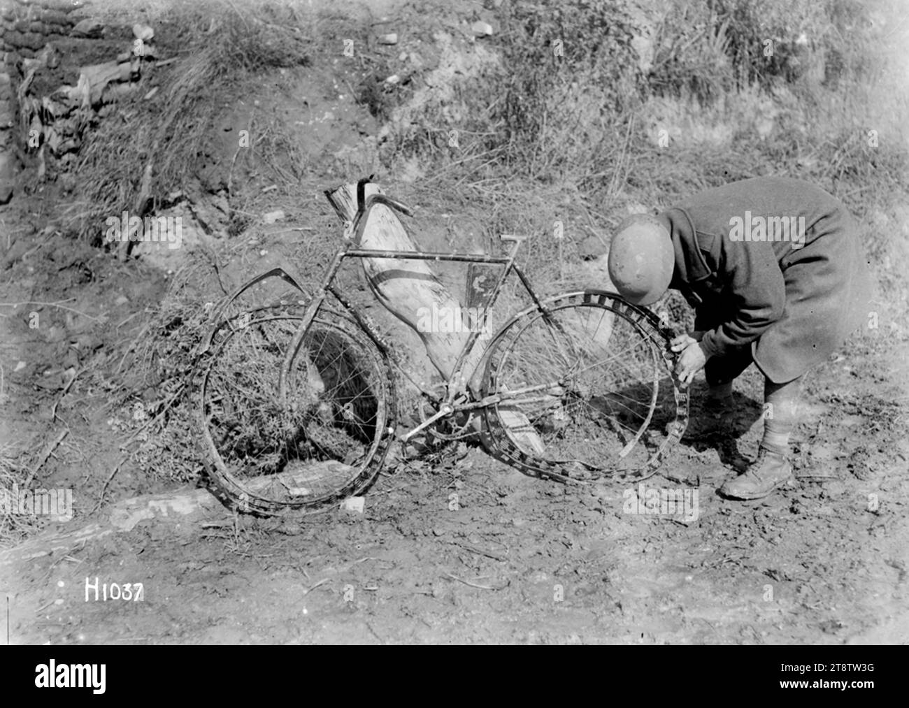 Vélo allemand avec des pneus faits de ressorts en raison de la pénurie de caoutchouc, première Guerre mondiale, Un soldat inspecte un vélo allemand avec des pneus faits de ressorts en raison de la pénurie de caoutchouc pendant la première Guerre mondiale Photographie prise le 14 septembre 1918 près de Metz, France Banque D'Images