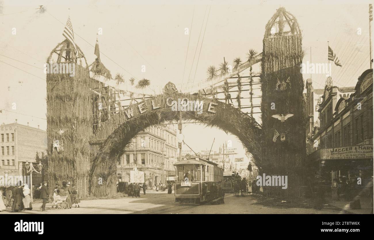 Carte postale. Visite de la flotte américaine, Queen St Arch. C.B & Co Ltd Photographie réelle par Ernest de Tourret, Whangarei, N.Z. 1908?, montre Queen Street, Auckland, la Nouvelle-Zélande, avec une arche construite de tours, d'échafaudages, de raupo et de choux, avec le mot WELCOME sur l'arche. Il y a les armoiries néo-zélandaises et une décoration d'aigle américain sur chaque tour Banque D'Images