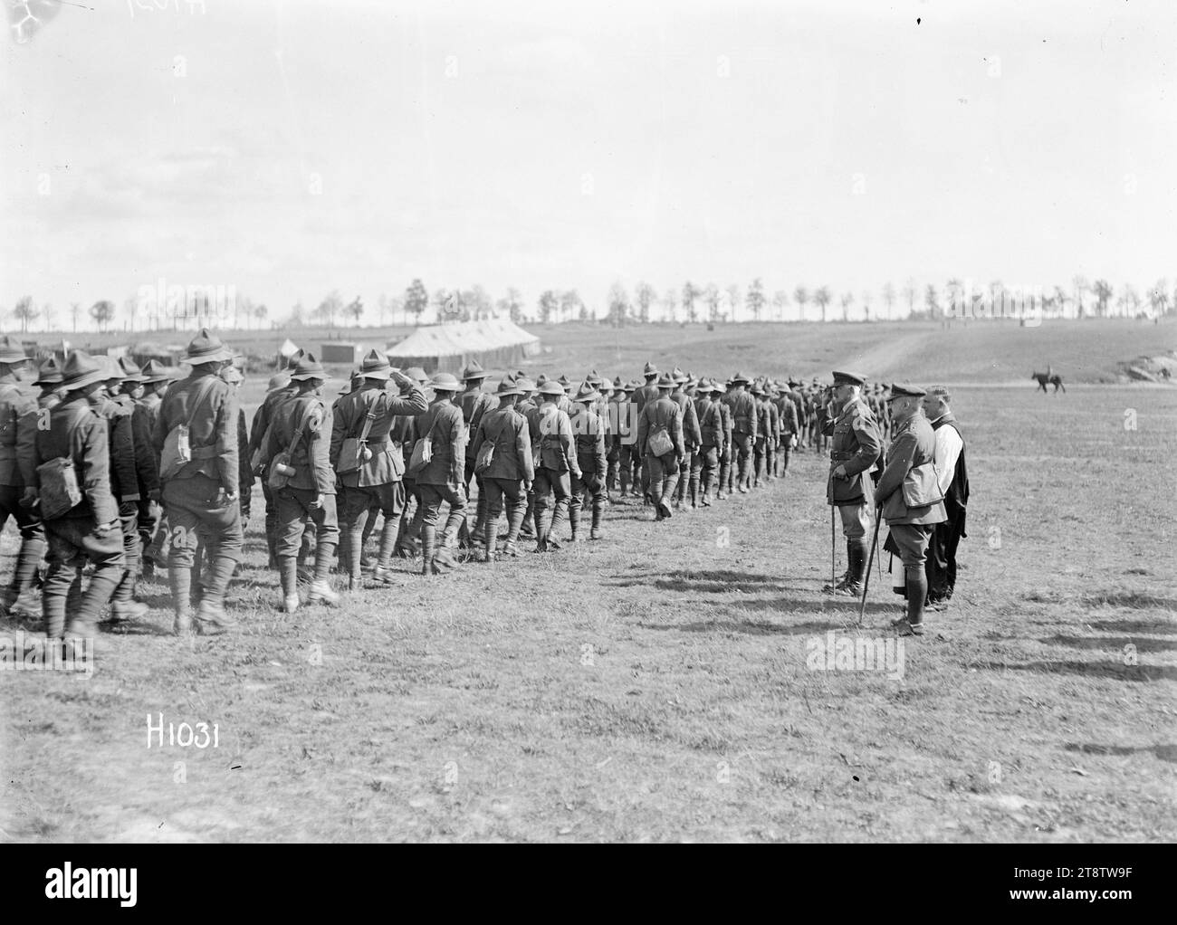Le salut après un service religieux de la Brigade de Nouvelle-Zélande en France, première Guerre mondiale, le commandant du corps prenant le salut après un service religieux de la Brigade de Nouvelle-Zélande. Le commandant de division, le major-général Russell, se tient à sa gauche. Les soldats passent en descendant une légère pente. Photographie prise à Sapignies, France, 8 septembre 1918 Banque D'Images