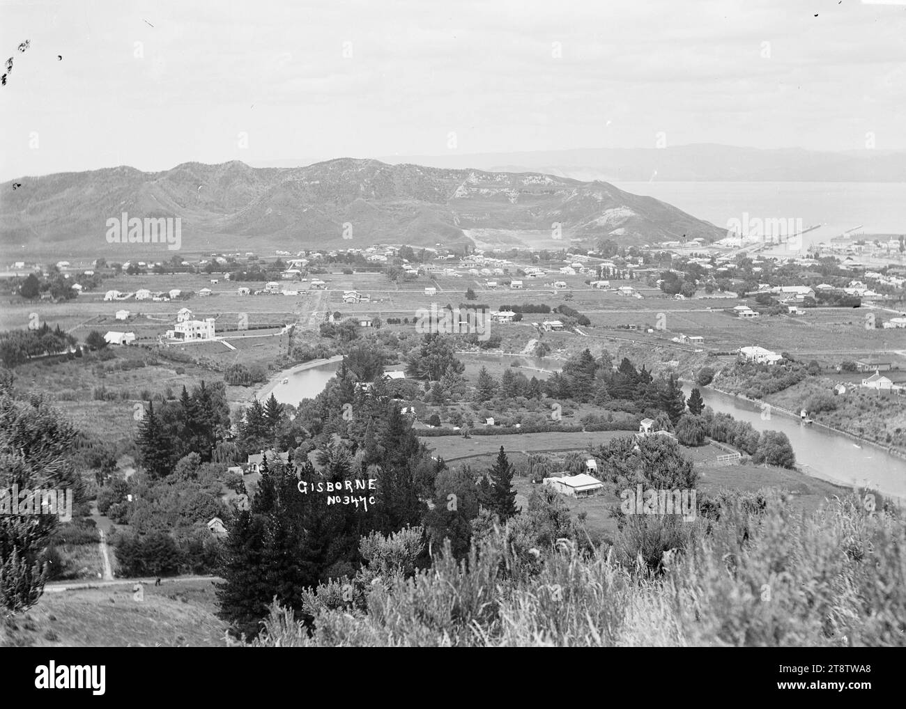 Vue panoramique de Gisborne, vue panoramique prise d'un point de vue élevé regardant vers la colline de Kati et la mer. Le port et le canton de Gisborne sont à l'extrême droite. circa 1910 Banque D'Images