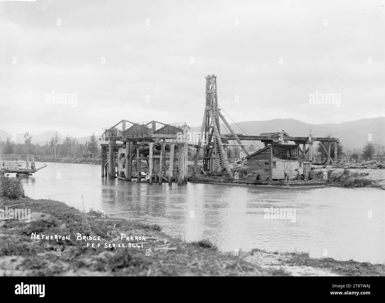 Pont de Netherton en construction, à Paeroa, ca 1918 - Photographie prise par Fred. E Flatt, vue du pont Netherton en construction, à Paeroa. Photographie prise par F.E.F. (probablement Fred E Flatt, papeteur, à Paeroa en 1918 Banque D'Images