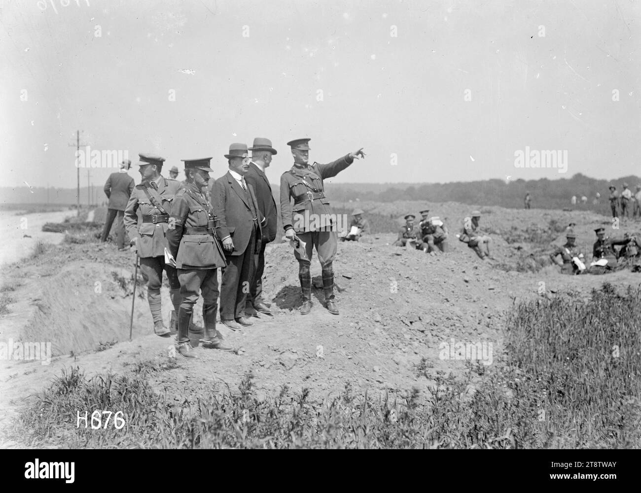 Le Premier ministre William Massey et Sir Joseph Ward observent des exercices tactiques néo-zélandais, Bois-de-Warnimont, France, le Premier ministre William Massey et Sir Joseph Ward observent des exercices tactiques des troupes néo-zélandaises sur le terrain à Bois-de-Warnimont en France pendant la première Guerre mondiale Un brigadier explique un plan tactique aux visiteurs. Photographie prise le 1 juillet 1918 Banque D'Images