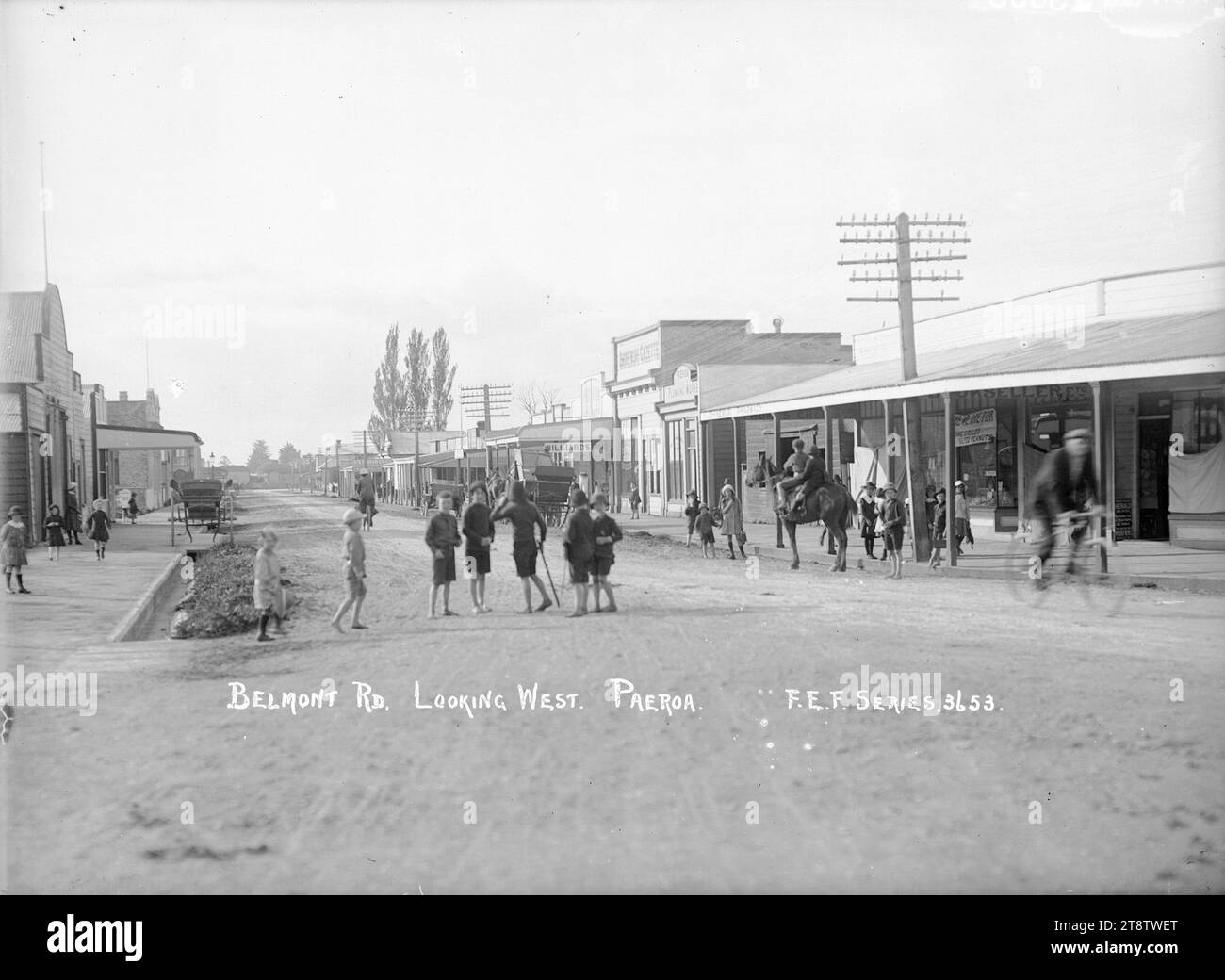 Belmont Road, Paeroa - Photographie prise par Fred E Flatt, Photographie regardant vers l'ouest le long de Belmont Road, Paeroa. Prise en 1918 Banque D'Images
