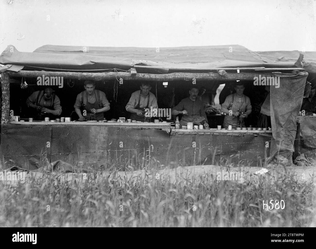 Un magasin de cordonniers près de la ligne de front, en France, le « magasin » de cordonniers mis en place par une compagnie de mitrailleuses néo-zélandaise près de bus-les-Artois, en France, pendant la première Guerre mondiale Photographie prise le 21 avril 1918 Banque D'Images