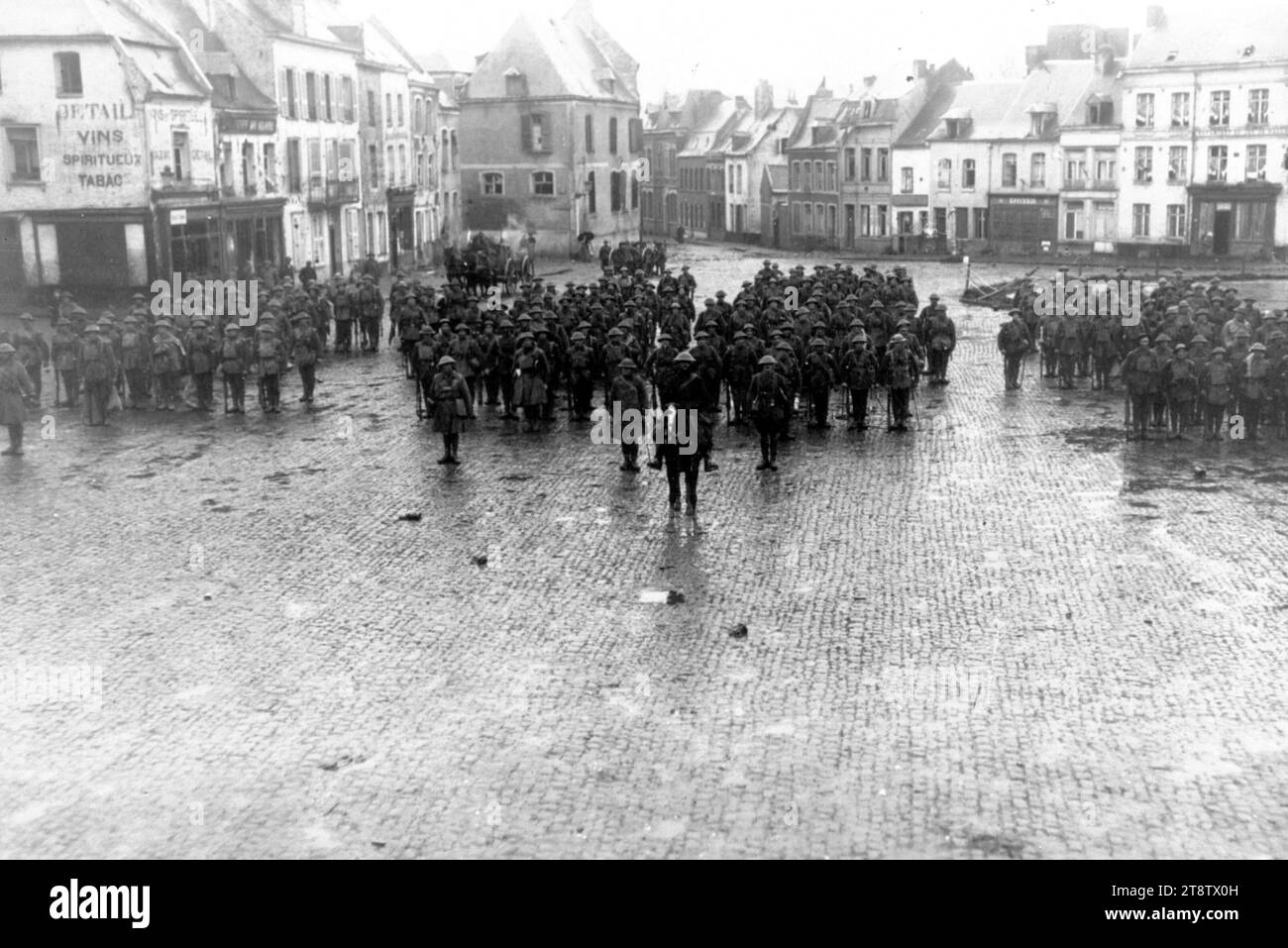 Les soldats néo-zélandais se sont rassemblés sur la place du marché du Quesnoy après la reprise de la ville pendant la première Guerre mondiale, les soldats néo-zélandais en France. Ils sont identifiés comme le 4e bataillon de la brigade de fusiliers de Nouvelle-Zélande, réunis sur la place du marché du Quesnoy le lendemain de la reprise de la ville pendant la première Guerre mondiale Les troupes assemblées, de gauche à droite, sont : le Canterbury, Auckland, Nouvelle-Zélande, Wellington, Nouvelle-Zélande et Otago Companies, 5 novembre 1918 Banque D'Images