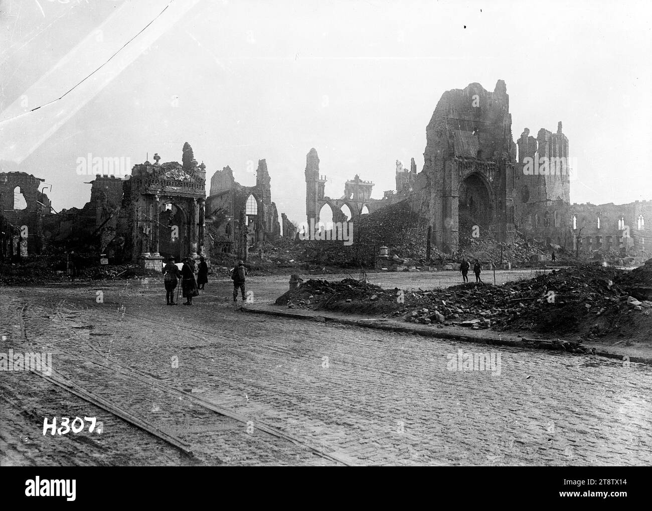 Vue des ruines à Ypres, Belgique, des soldats marchent parmi les ruines des bâtiments bombardés à Ypres, Belgique, 1917 Banque D'Images