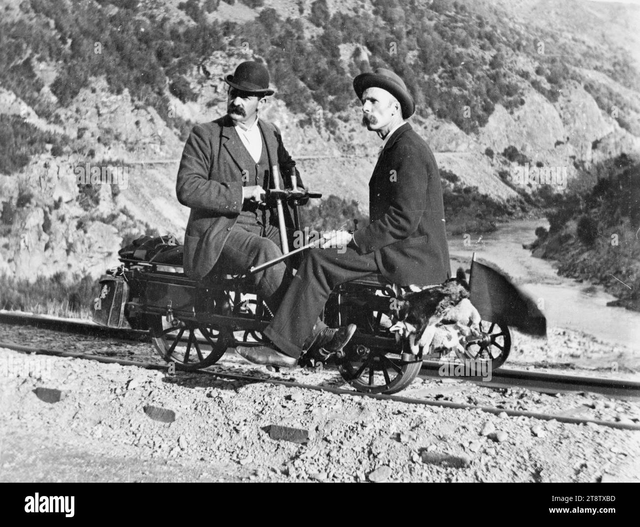 William Williams sur un chemin de fer à boisson, lapin chasse en Otago, ca 1900 Banque D'Images