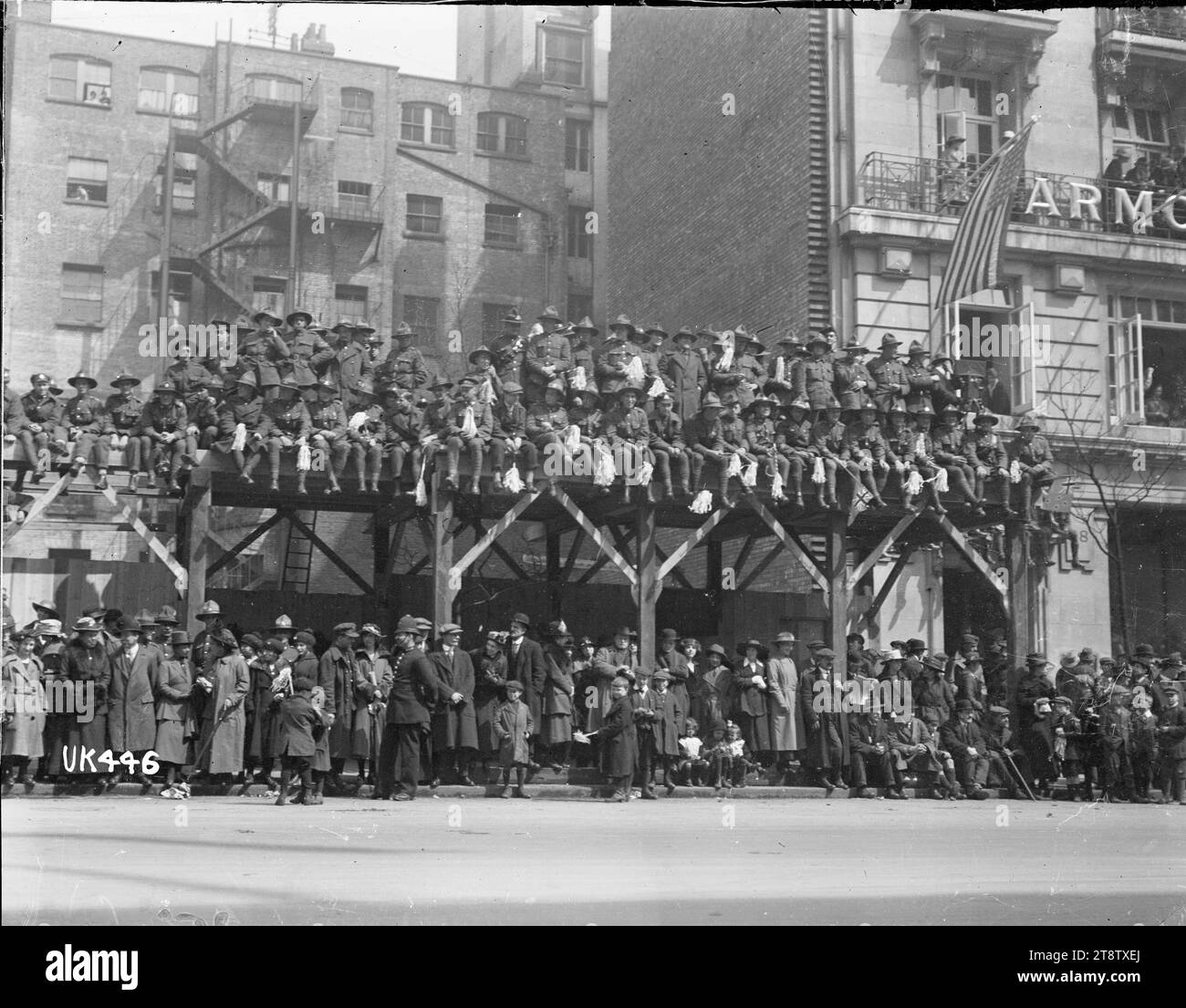 Scène de foule lors d'un défilé militaire à Londres, après la Première Guerre mondiale, 1919 Banque D'Images