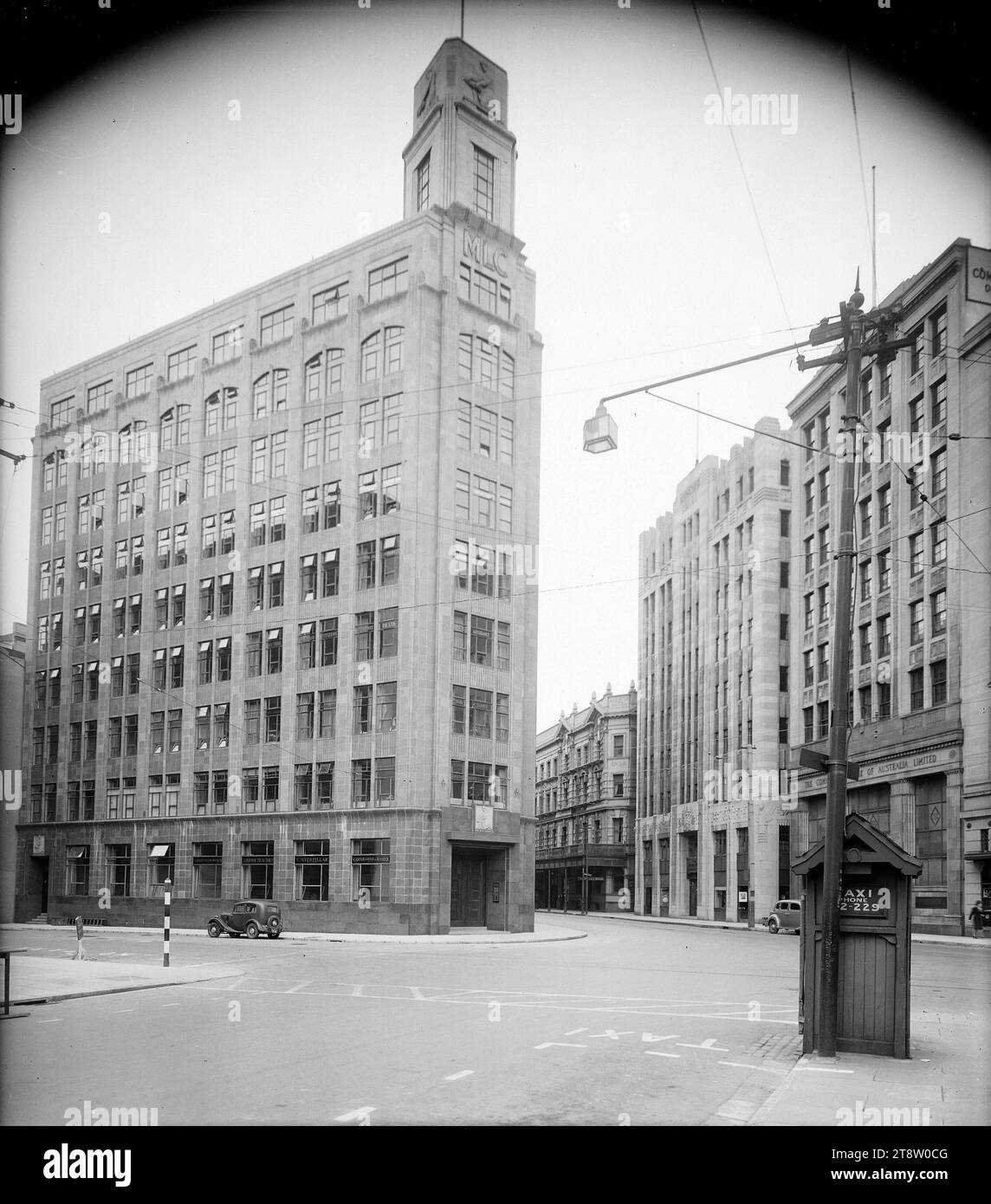 Intersection de Lambton Quay, Hunter Street et Featherston Street, Wellington, Nouvelle-Zélande, avec le Mutual Life & Citizens assurance Company Building, ca 1935, intersection de Lambton Quay, Hunter Street et Featherston Street, Wellington, Nouvelle-Zélande, avec le bâtiment Mutual Life & Citizens assurance Company, vers 1935 Banque D'Images