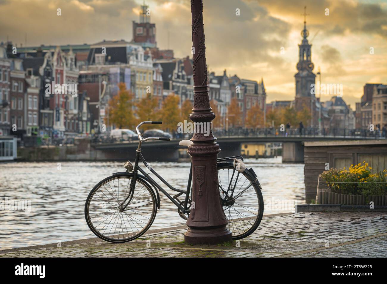 Scène hollandaise typique avec vieux vélo au bord du canal à Amsterdam Banque D'Images