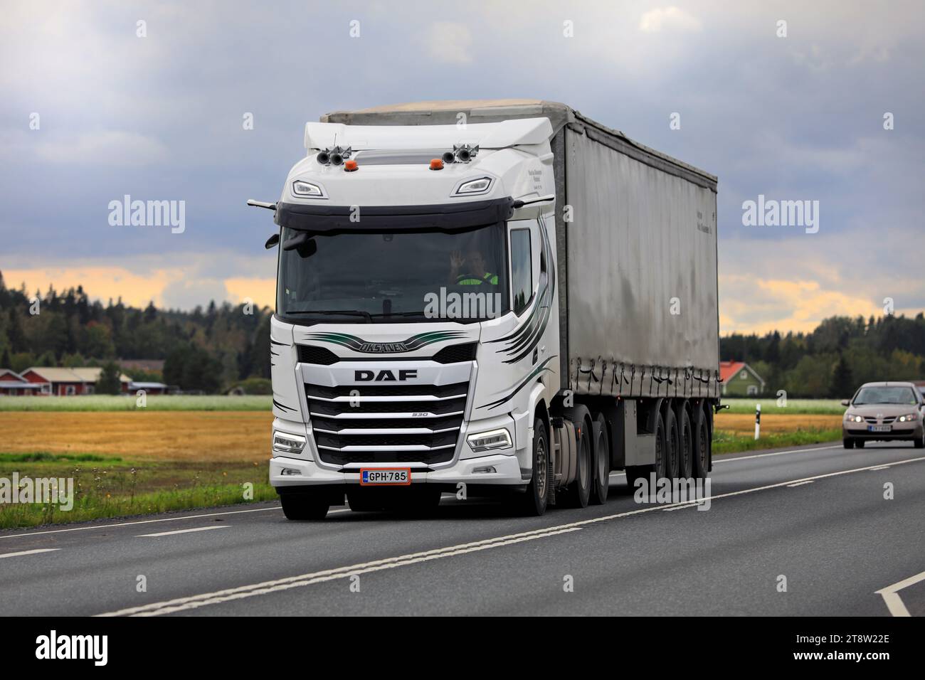 Le nouveau camion DAF XF 530 personnalisé Oksanen tire une semi-remorque dans la circulation sur l'autoroute 10 en automne. Jokioinen, Finlande. 21 septembre 2023. Banque D'Images