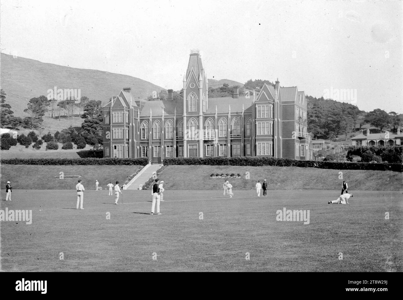 Wellington, New Zealand College avec match de cricket en cours, ca 1900 Banque D'Images