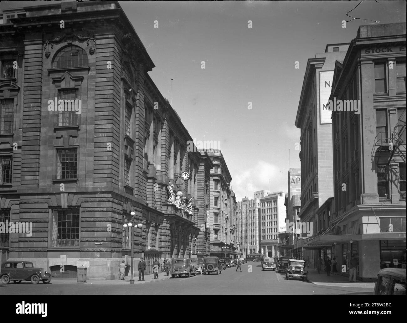 Vue de Wellington, New Zealand City le long de Featherston Street avec le bureau de poste général sur la gauche en regardant vers Lambton Quay, Circa début des années 1930 Banque D'Images